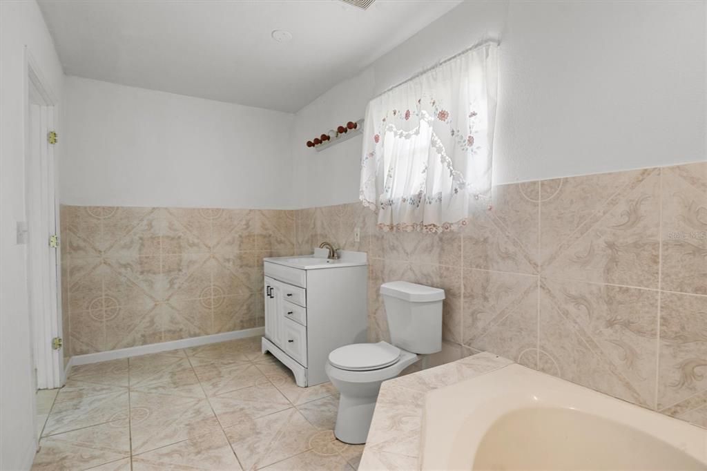 En Venta: $265,000 (4 camas, 2 baños, 2098 Pies cuadrados)