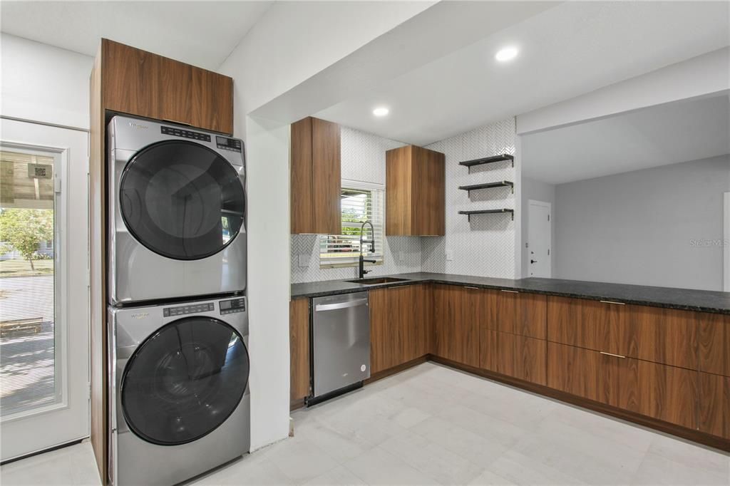 В аренду: $3,299 (3 спален, 2 ванн, 1671 Квадратных фут)