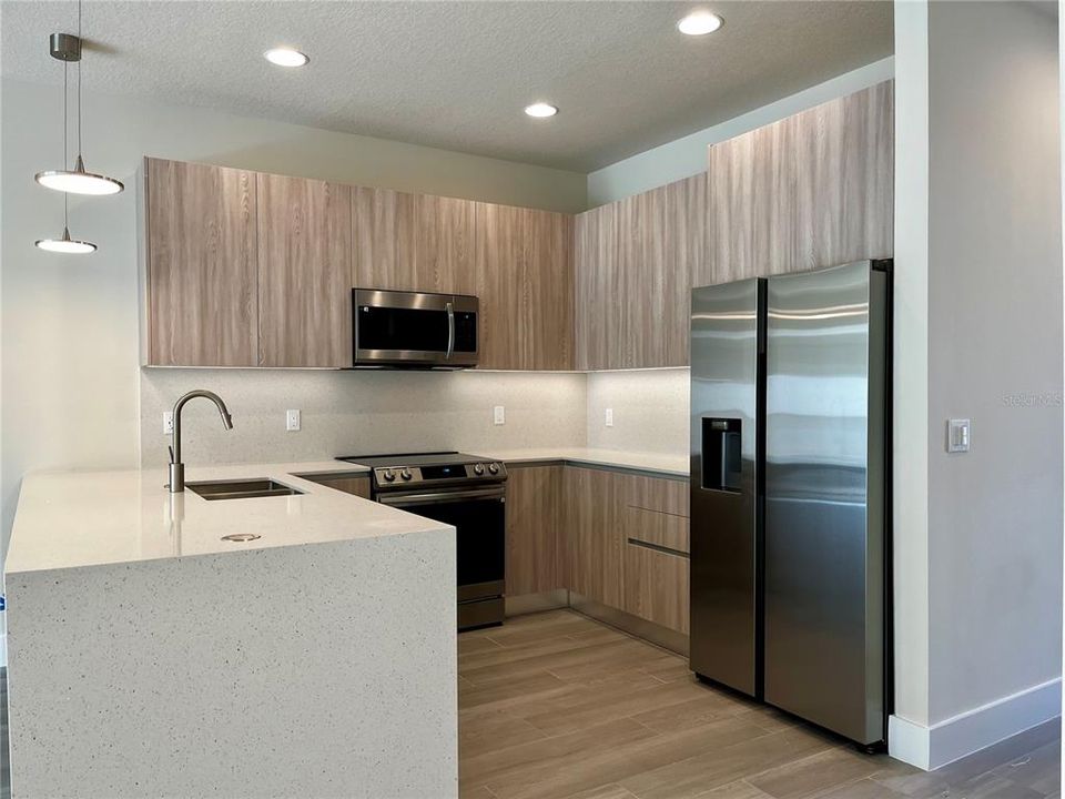 For Rent: $2,400 (3 beds, 3 baths, 1853 Square Feet)
