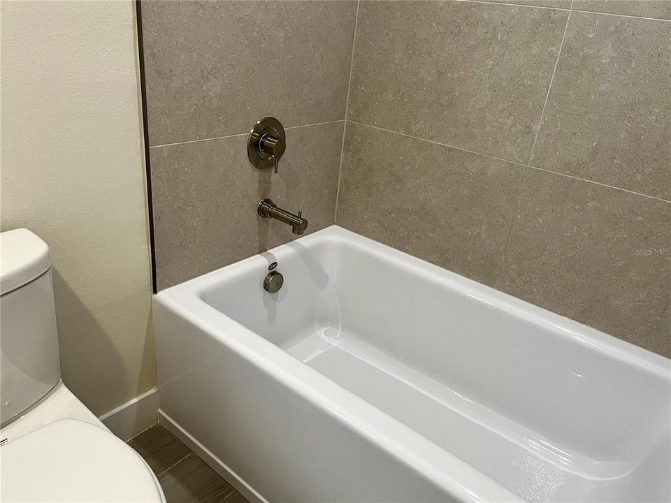 For Rent: $2,400 (3 beds, 3 baths, 1853 Square Feet)