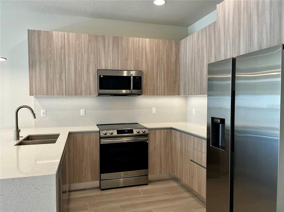 For Rent: $2,400 (3 beds, 3 baths, 1853 Square Feet)