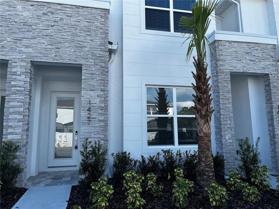 For Rent: $2,400 (3 beds, 3 baths, 1853 Square Feet)