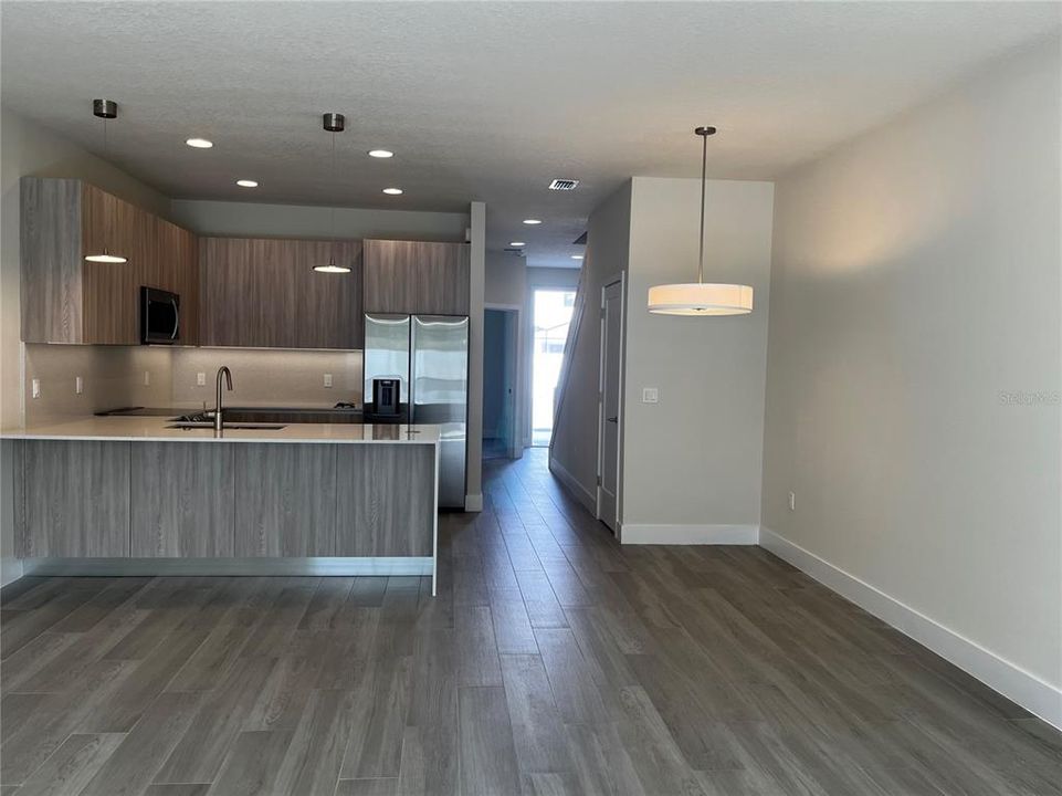 For Rent: $2,400 (3 beds, 3 baths, 1853 Square Feet)