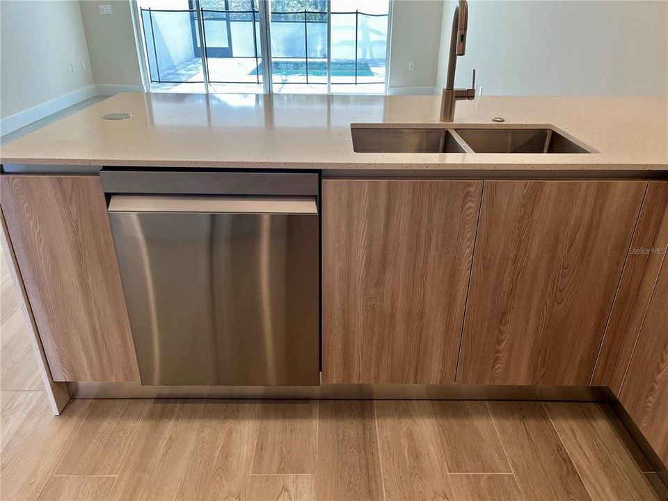 For Rent: $2,400 (3 beds, 3 baths, 1853 Square Feet)