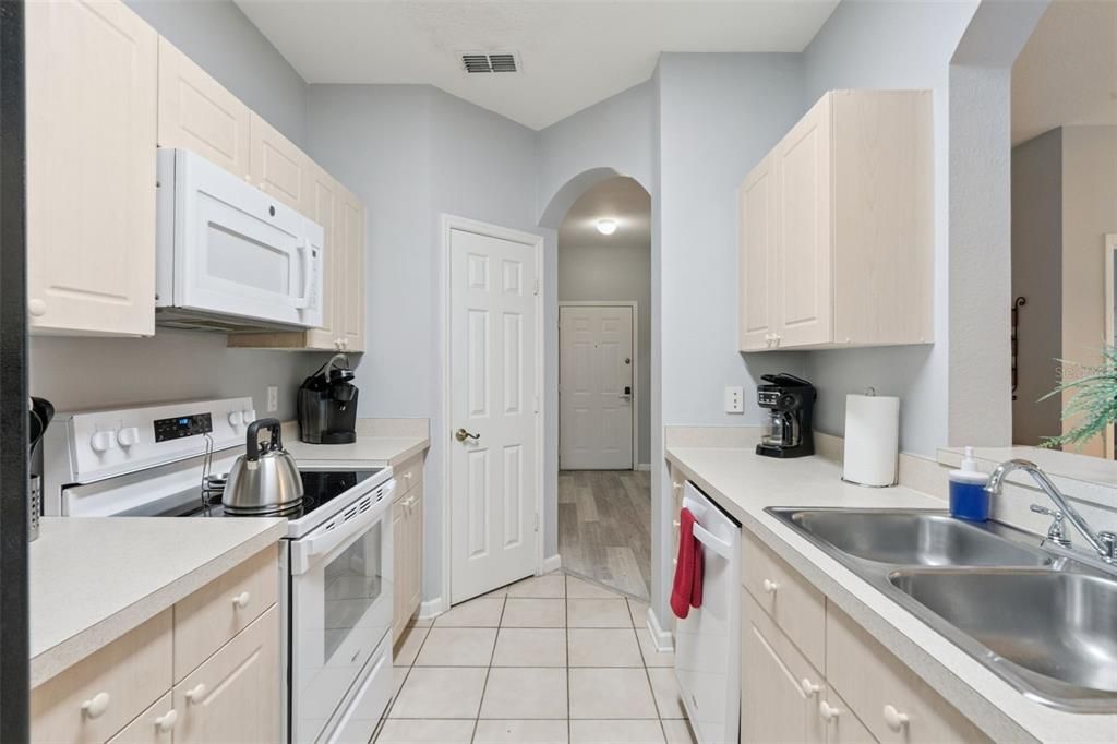 For Sale: $230,000 (3 beds, 2 baths, 1402 Square Feet)