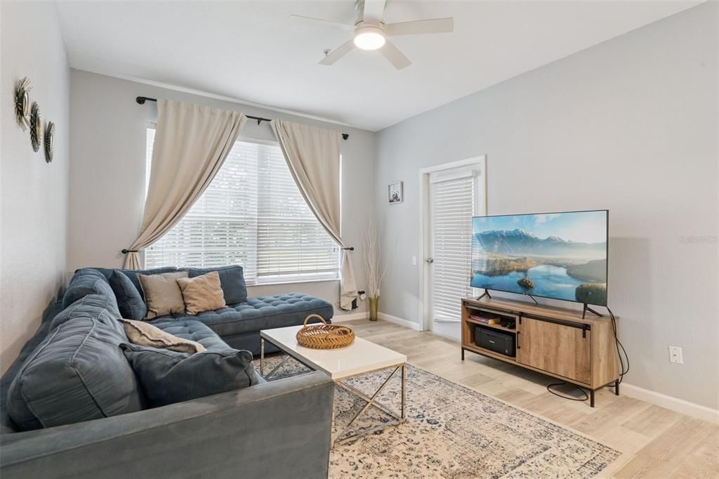 For Sale: $230,000 (3 beds, 2 baths, 1402 Square Feet)