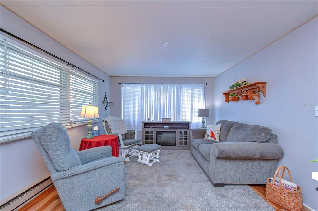 For Sale: $59,900 (2 beds, 1 baths, 684 Square Feet)