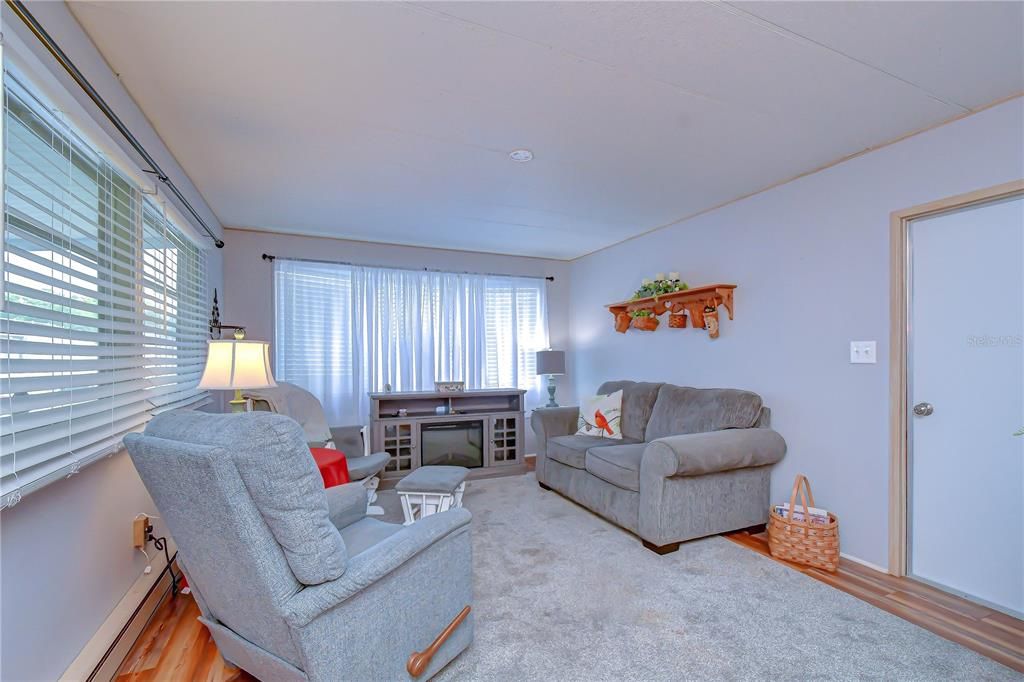 For Sale: $59,900 (2 beds, 1 baths, 684 Square Feet)