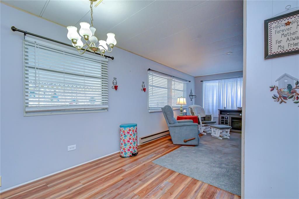 For Sale: $59,900 (2 beds, 1 baths, 684 Square Feet)