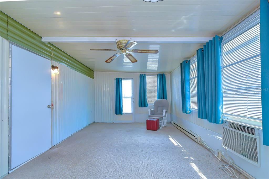 For Sale: $59,900 (2 beds, 1 baths, 684 Square Feet)