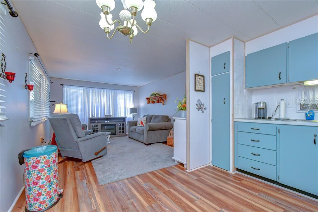 For Sale: $59,900 (2 beds, 1 baths, 684 Square Feet)