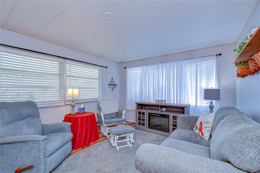 For Sale: $59,900 (2 beds, 1 baths, 684 Square Feet)