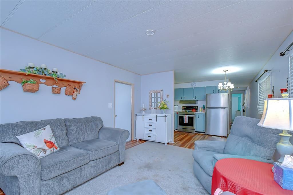 For Sale: $59,900 (2 beds, 1 baths, 684 Square Feet)