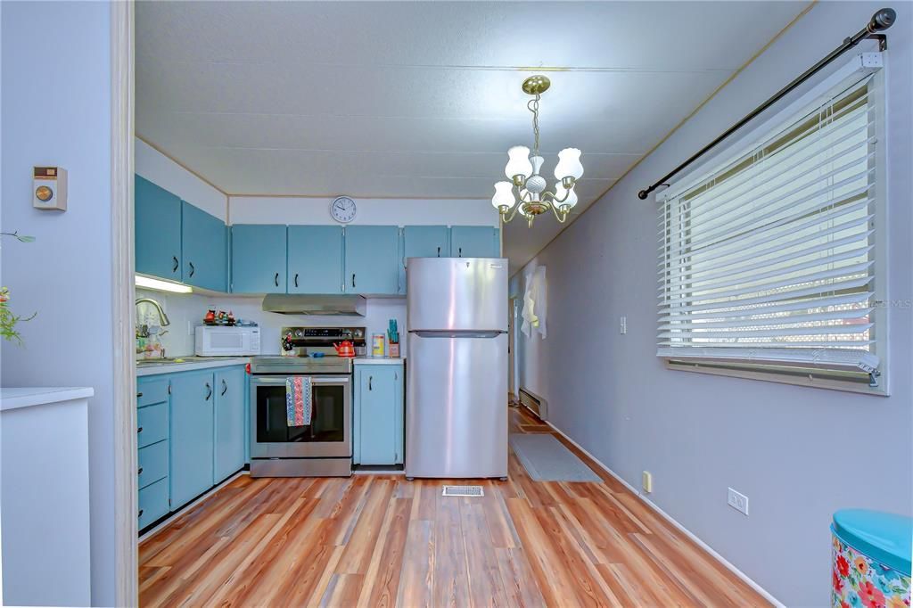 For Sale: $59,900 (2 beds, 1 baths, 684 Square Feet)