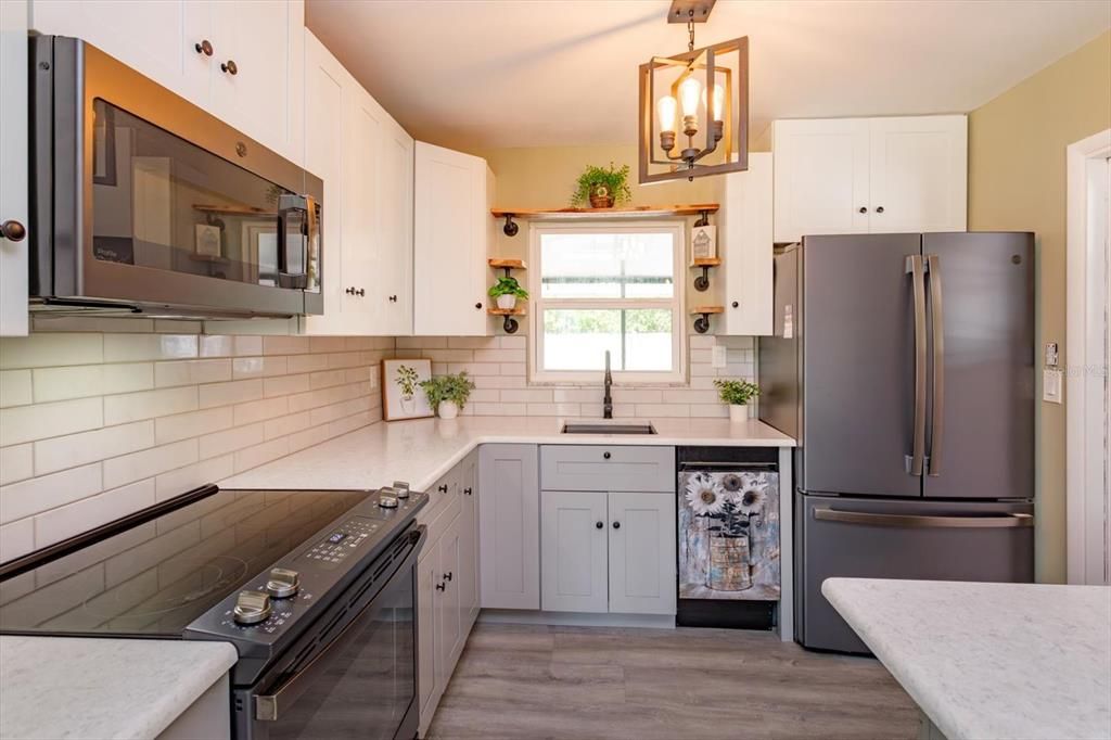For Sale: $240,000 (2 beds, 1 baths, 1030 Square Feet)