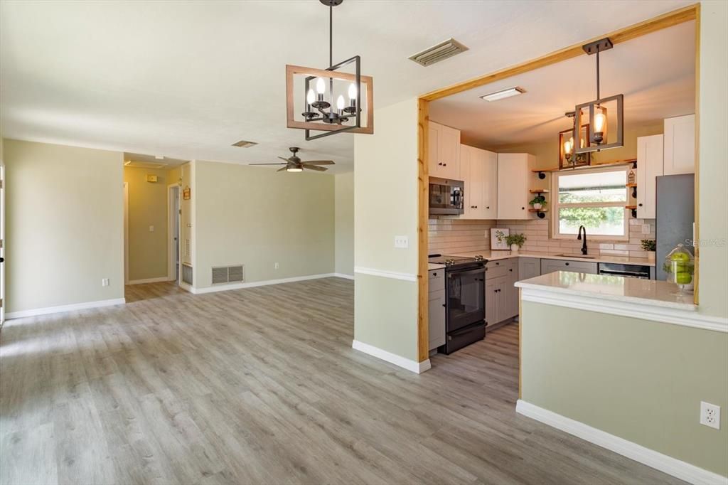 For Sale: $240,000 (2 beds, 1 baths, 1030 Square Feet)