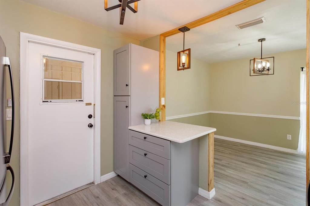 For Sale: $240,000 (2 beds, 1 baths, 1030 Square Feet)