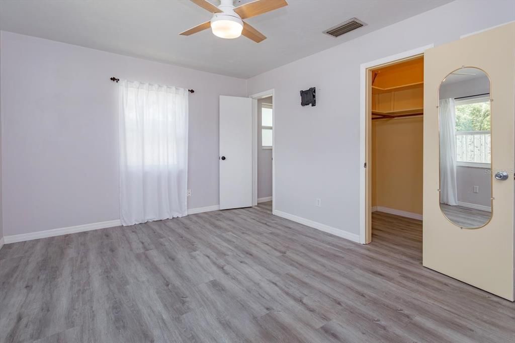 For Sale: $240,000 (2 beds, 1 baths, 1030 Square Feet)