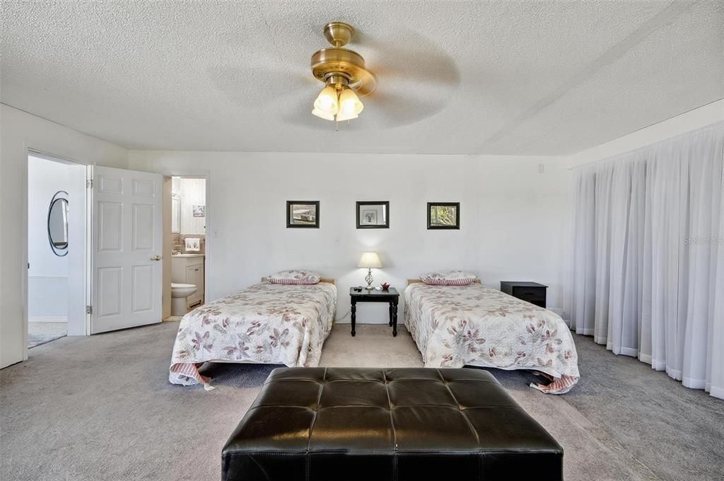 For Sale: $699,000 (3 beds, 3 baths, 1875 Square Feet)