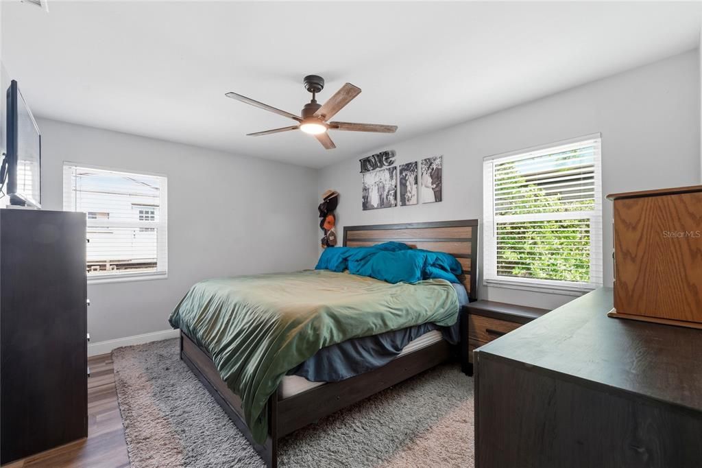 Activo con contrato: $345,000 (3 camas, 2 baños, 1322 Pies cuadrados)