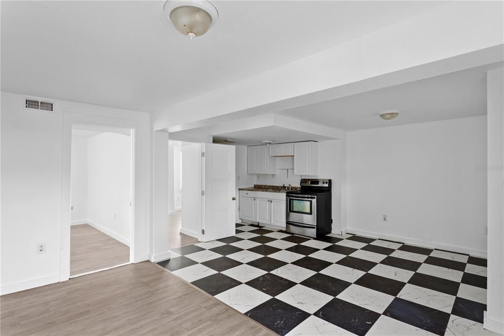 For Rent: $2,100 (3 beds, 1 baths, 908 Square Feet)
