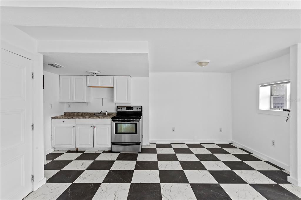 For Rent: $2,100 (3 beds, 1 baths, 908 Square Feet)