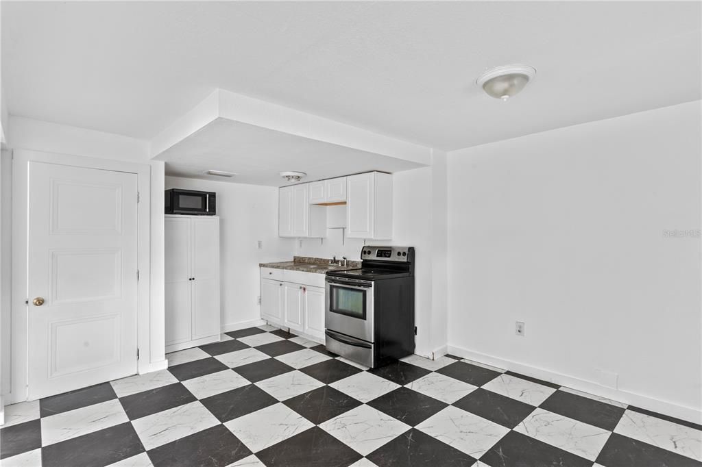 For Rent: $2,100 (3 beds, 1 baths, 908 Square Feet)