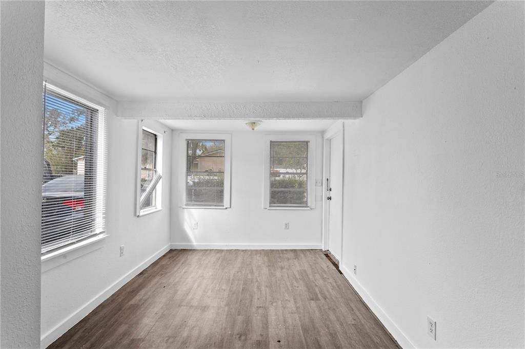 For Rent: $2,100 (3 beds, 1 baths, 908 Square Feet)