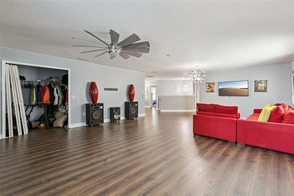 En Venta: $570,000 (5 camas, 3 baños, 3714 Pies cuadrados)