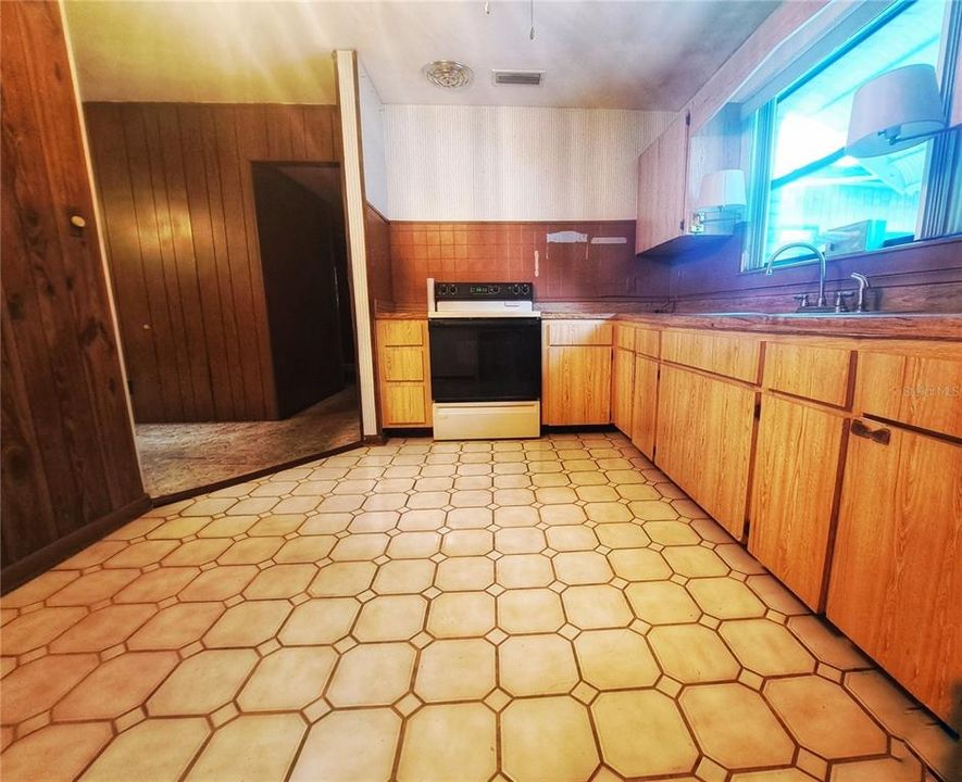 На продажу: $300,000 (3 спален, 1 ванн, 988 Квадратных фут)