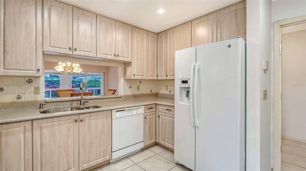 Под контрактом: $349,000 (3 спален, 2 ванн, 1868 Квадратных фут)