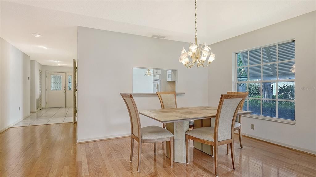 Под контрактом: $349,000 (3 спален, 2 ванн, 1868 Квадратных фут)