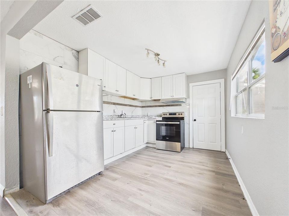 For Rent: $2,120 (3 beds, 1 baths, 1290 Square Feet)