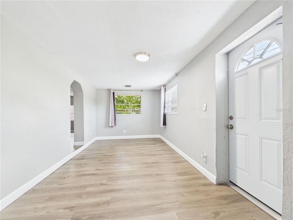 For Rent: $2,120 (3 beds, 1 baths, 1290 Square Feet)