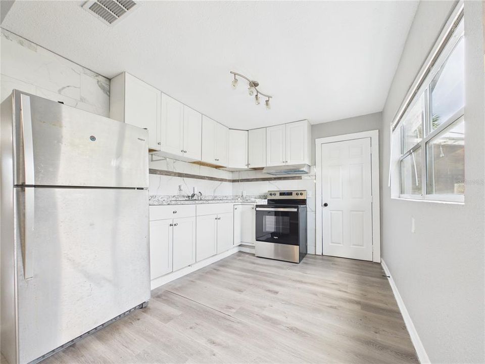 For Rent: $2,120 (3 beds, 1 baths, 1290 Square Feet)