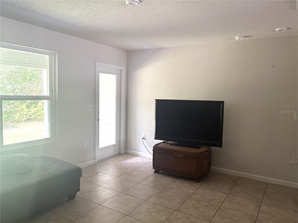 For Sale: $215,000 (3 beds, 2 baths, 1404 Square Feet)