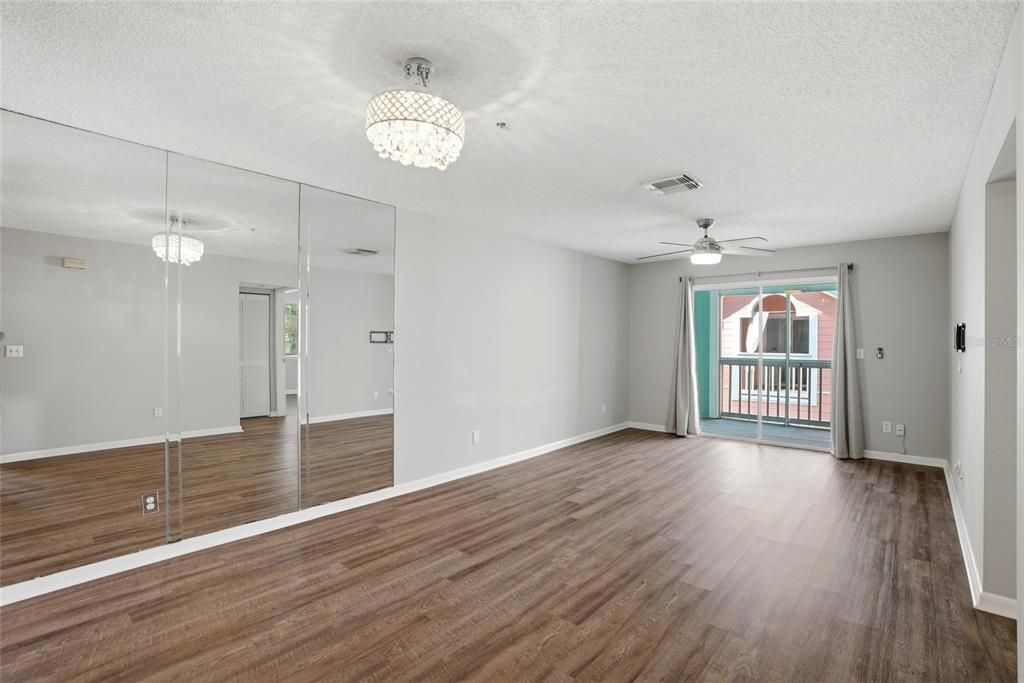 Active With Contract: $285,000 (2 beds, 2 baths, 897 Square Feet)