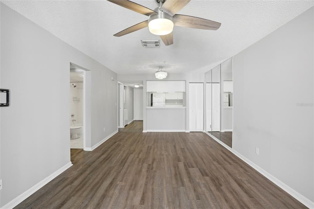Active With Contract: $285,000 (2 beds, 2 baths, 897 Square Feet)