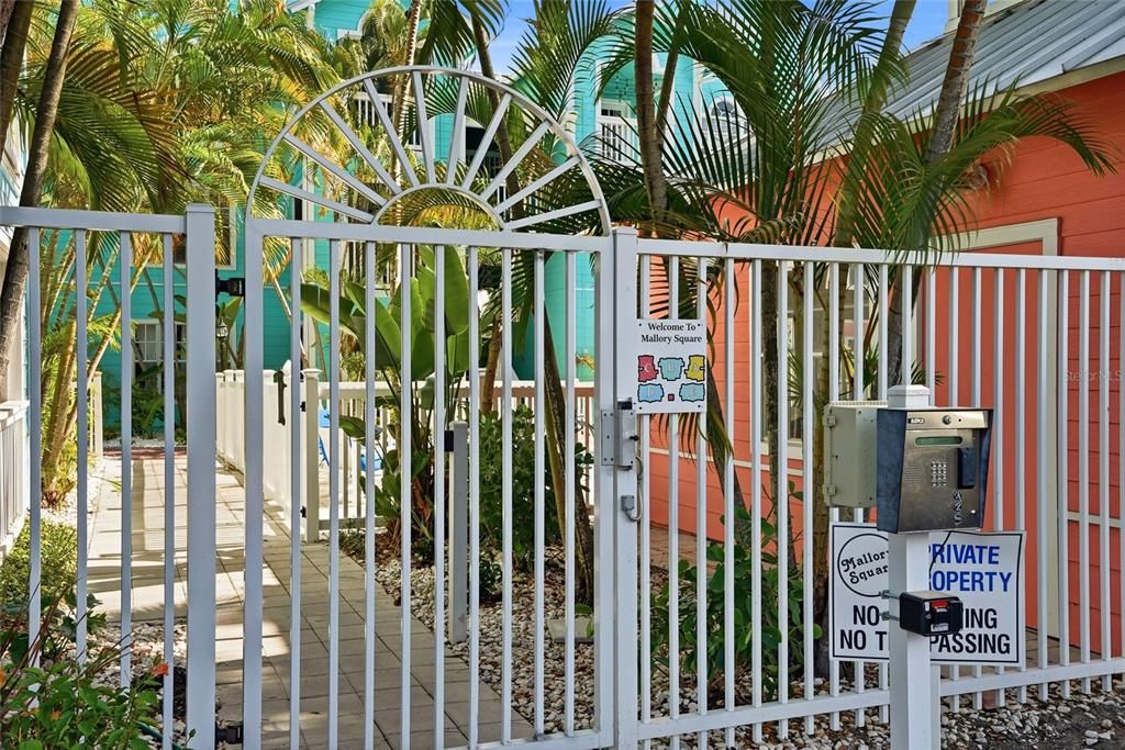 Active With Contract: $285,000 (2 beds, 2 baths, 897 Square Feet)