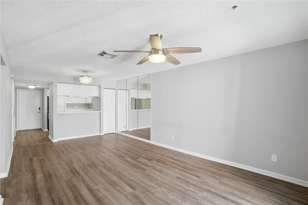 Active With Contract: $285,000 (2 beds, 2 baths, 897 Square Feet)