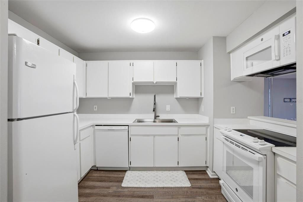 Active With Contract: $285,000 (2 beds, 2 baths, 897 Square Feet)