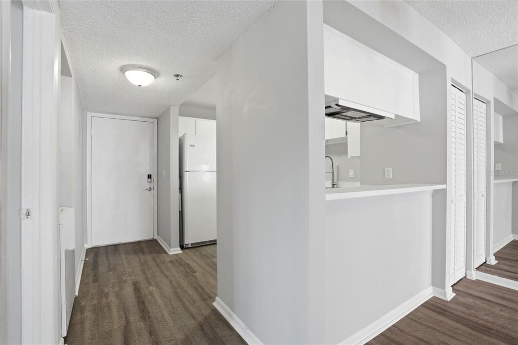 Active With Contract: $285,000 (2 beds, 2 baths, 897 Square Feet)