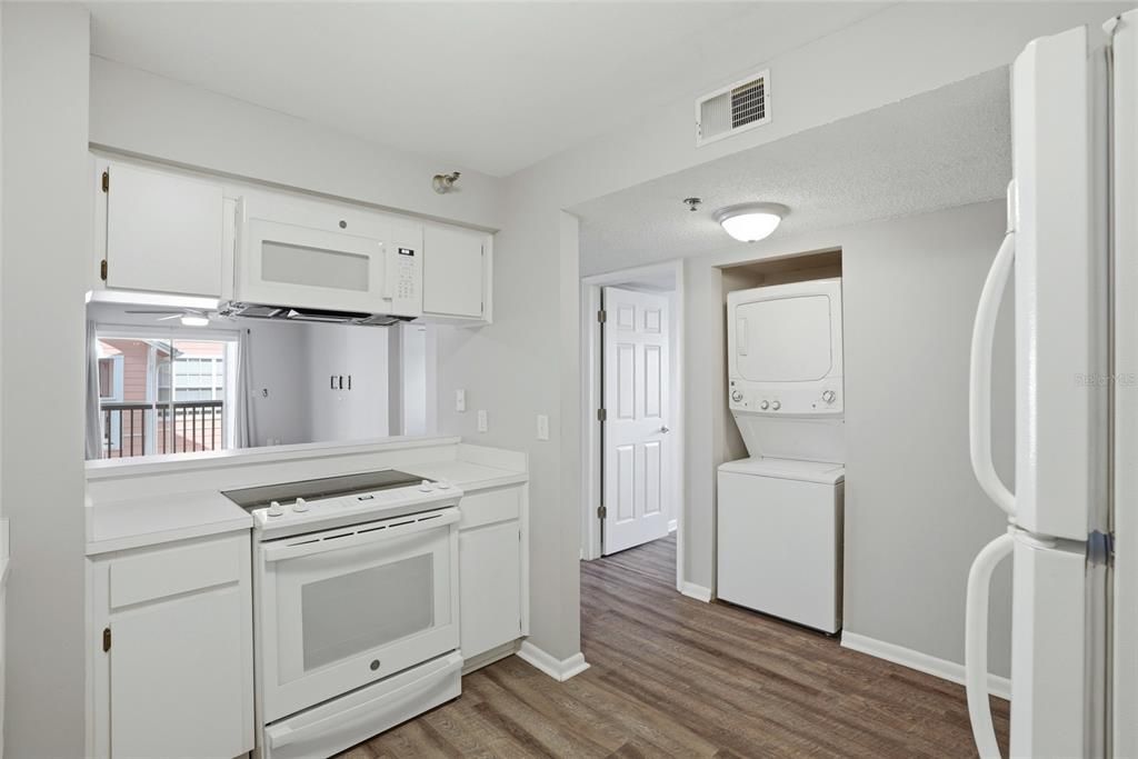 Active With Contract: $285,000 (2 beds, 2 baths, 897 Square Feet)