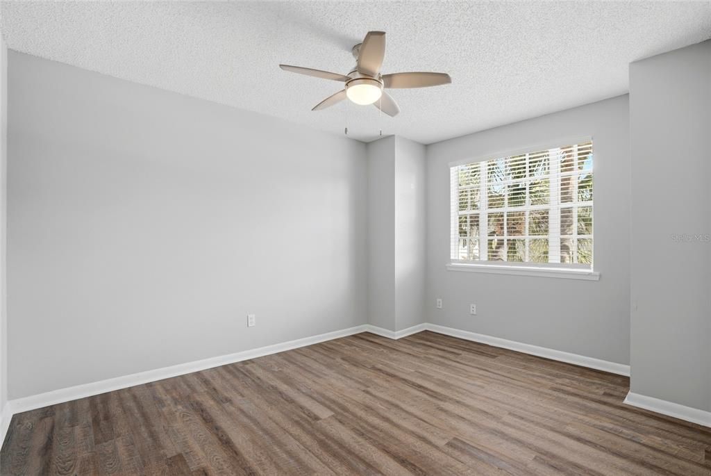 Active With Contract: $285,000 (2 beds, 2 baths, 897 Square Feet)
