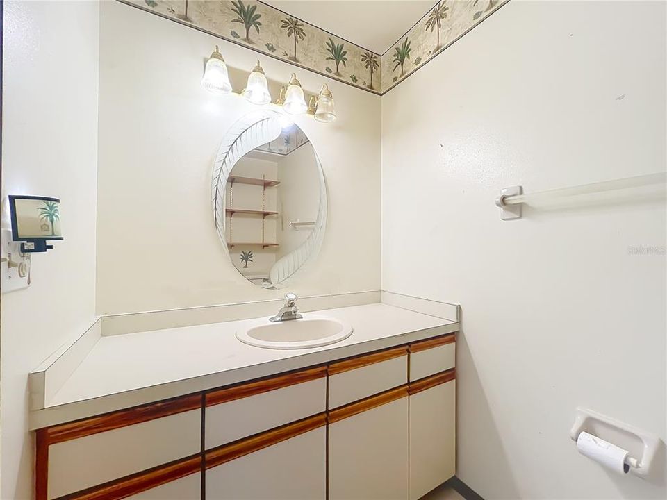 Под контрактом: $399,900 (4 спален, 2 ванн, 2055 Квадратных фут)