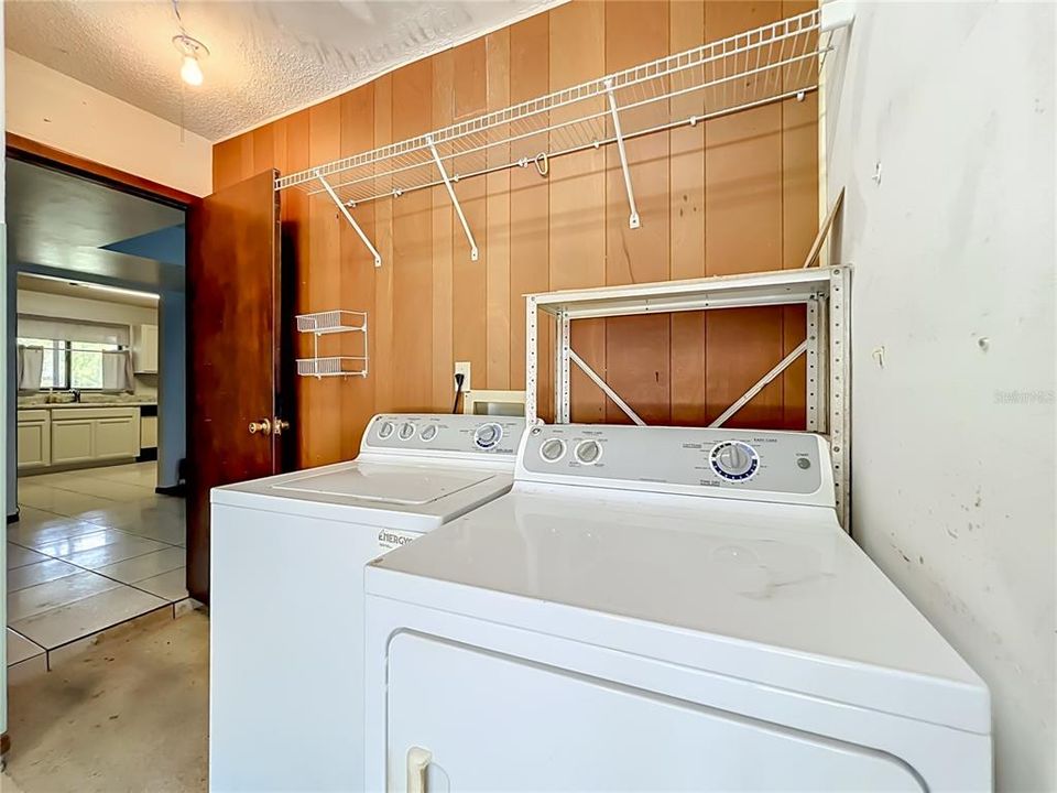 Под контрактом: $399,900 (4 спален, 2 ванн, 2055 Квадратных фут)