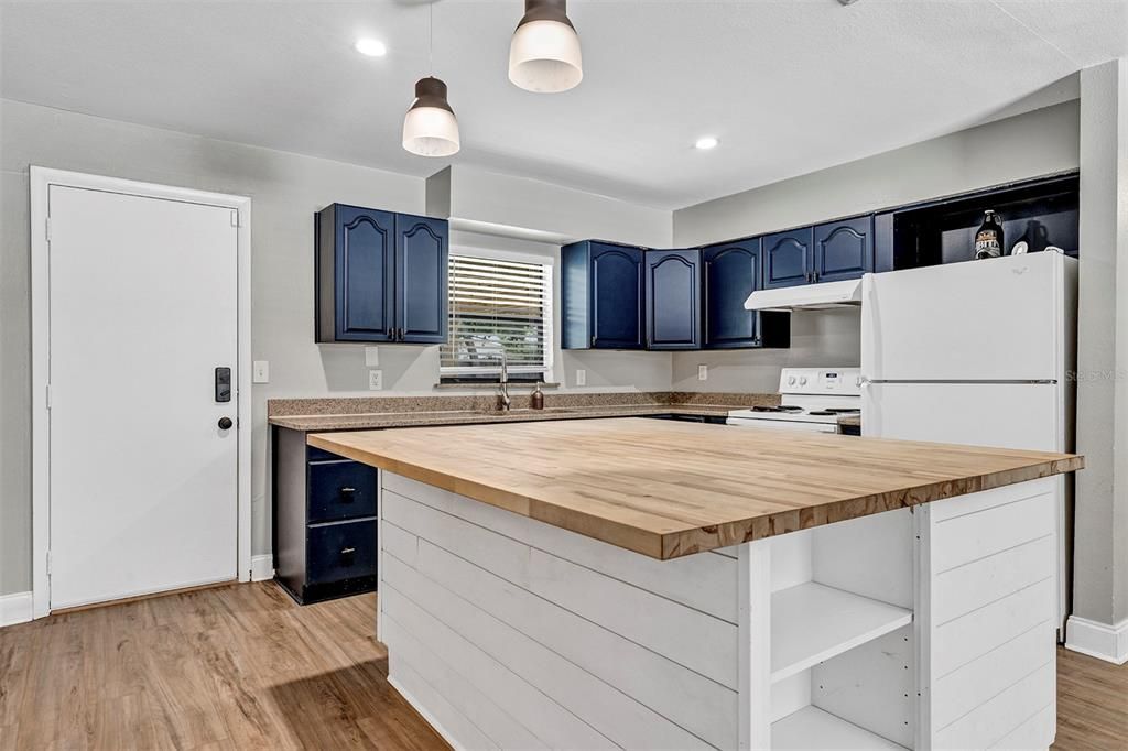 For Rent: $2,400 (3 beds, 2 baths, 1323 Square Feet)
