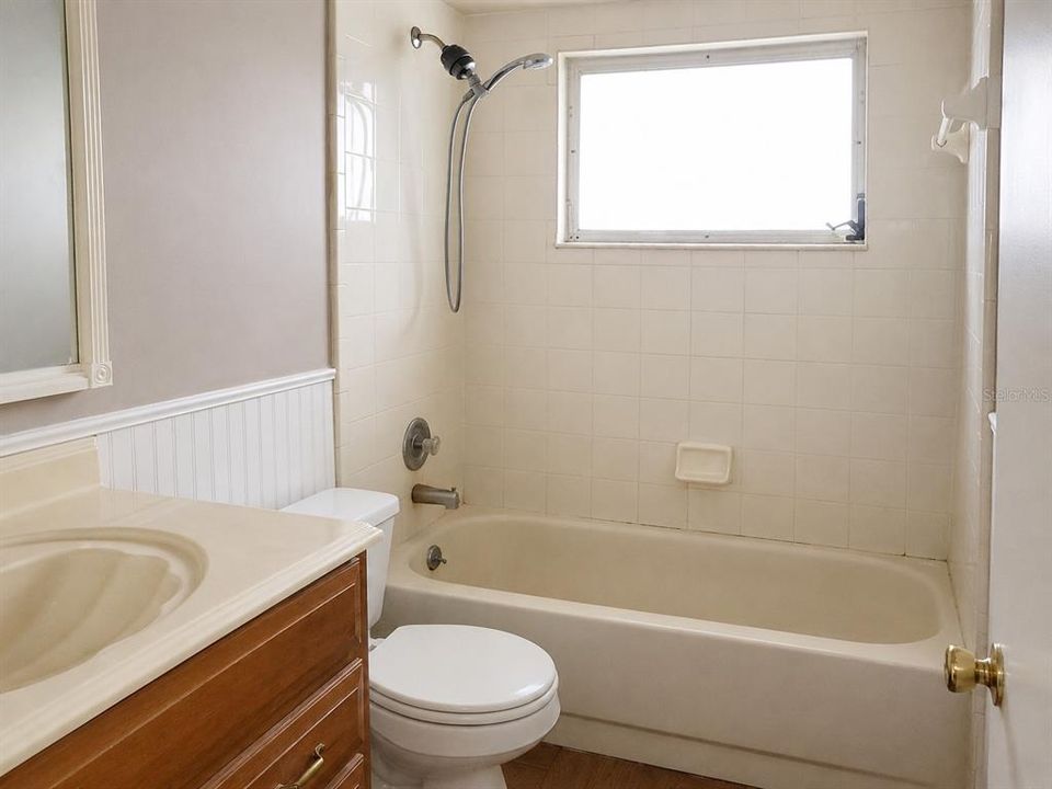 For Sale: $239,900 (2 beds, 2 baths, 1101 Square Feet)