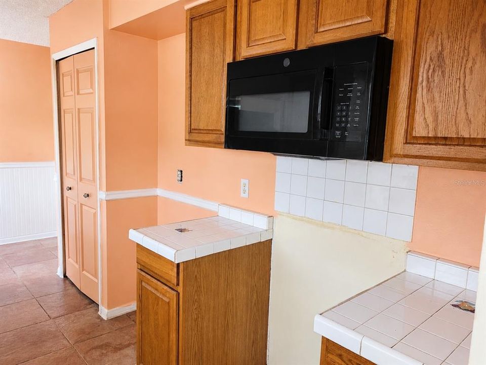 For Sale: $239,900 (2 beds, 2 baths, 1101 Square Feet)