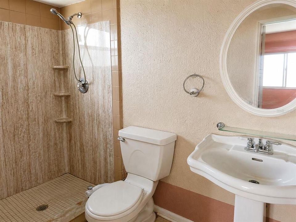 For Sale: $239,900 (2 beds, 2 baths, 1101 Square Feet)